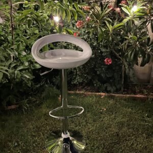 taburetes hidráulicos, negros y blancos